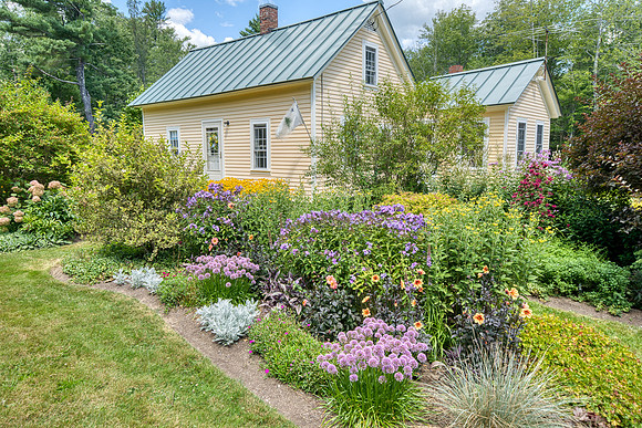8435
