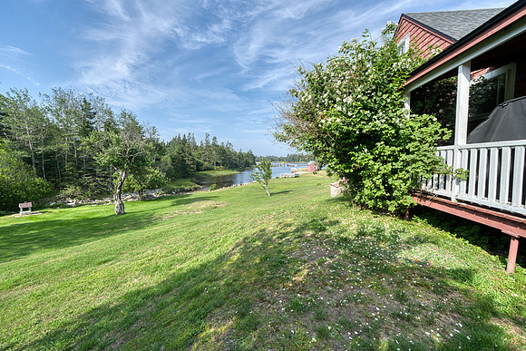 6976